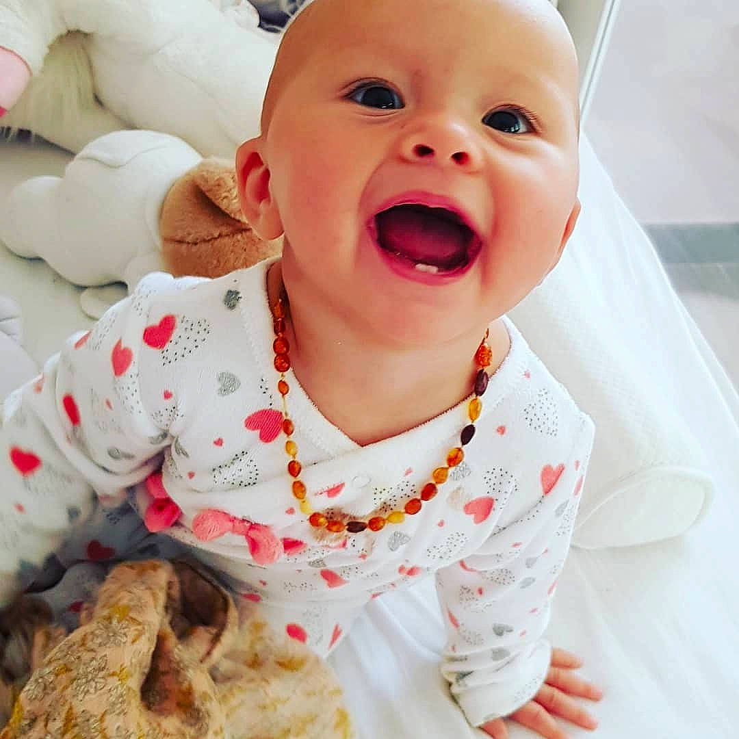 Cylia a rejoint le concours — aidez-le/la à gagner de superbes lots ! baby, baby_laughing, baby_making_funny_faces, birth, cheek, child, face, facial_expression, happy, head, laugh, lip, mouth, nose, person, skin, smile, toddler, tongue, yawn