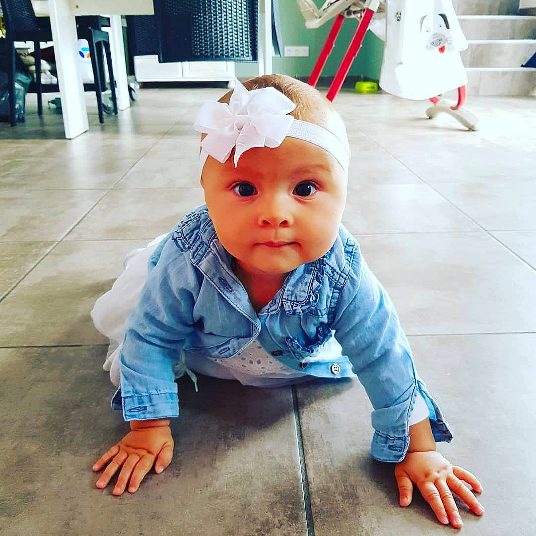 Cylia a rejoint le concours — aidez-le/la à gagner de superbes lots ! baby, baby_toddler_clothing, cheek, child, ear, floor, flooring, head, headgear, headwear, person, play, toddler