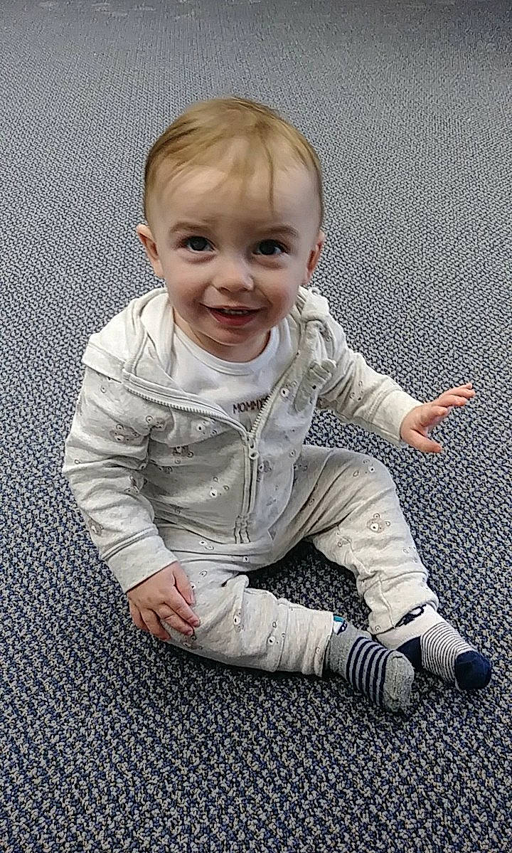 Atreyu is registered to the contest to win money with this photo: baby, cheek, child, crawling, head, joy, person, play, sitting, smile, toddler