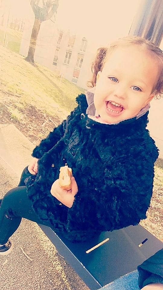 Alyana participe au concours pour gagner de l'argent avec cette photo : arm, baby, child, cool, finger, fun, gesture, happy, outerwear, person, photography, play, skin, smile, toddler