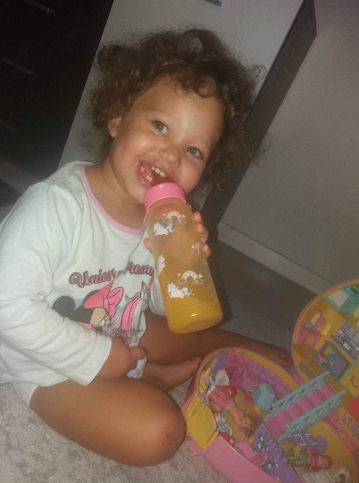 Alyana a rejoint le concours — aidez-le/la à gagner de superbes lots ! baby, baby_bottle, child, finger, food, fun, joy, person, play, skin, toddler, vacation