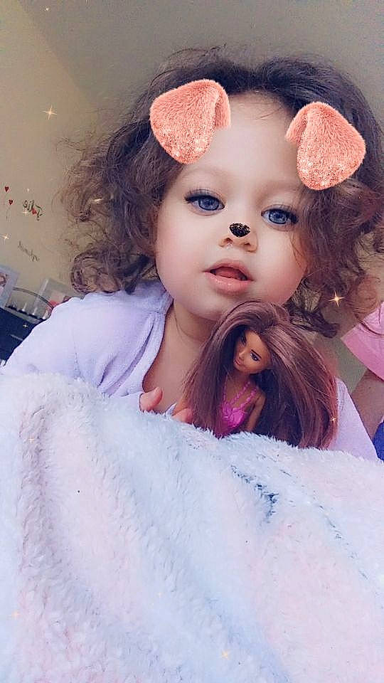 Alyana participe au concours pour gagner de l'argent avec cette photo : beauty, brown_hair, cheek, child, ear, eye, eyebrow, eyelash, face, forehead, hair, hairstyle, head, iris, lip, long_hair, nose, person, pink, skin