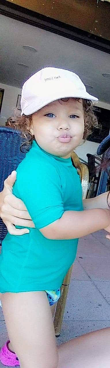 Alyana participe au concours pour gagner de l'argent avec cette photo : arm, cheek, child, child_model, headwear, person, skin, smile, toddler, turquoise