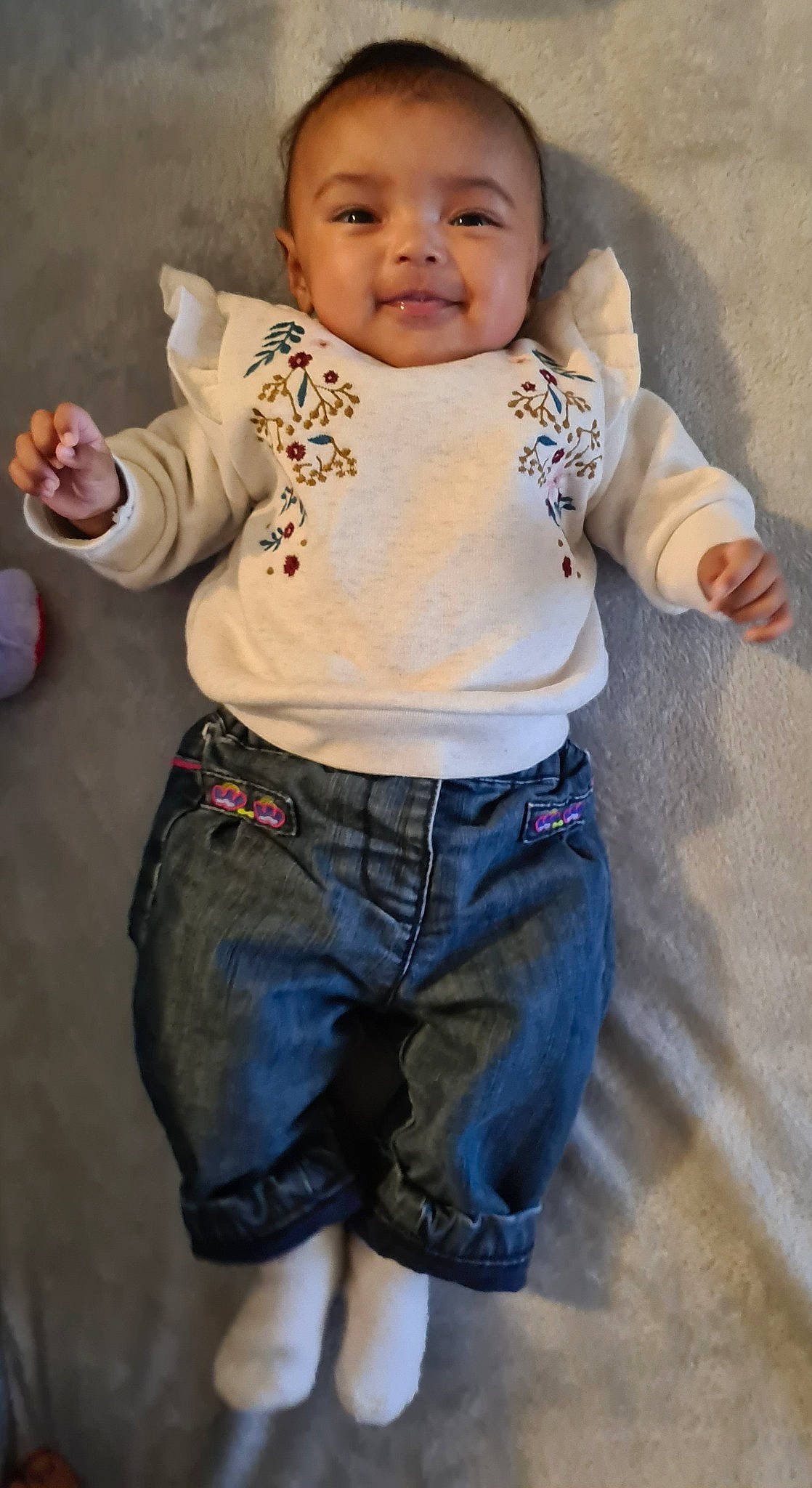 Lalya a rejoint le concours — aidez-le/la à gagner de superbes lots ! abdomen, baby, baby_toddler_clothing, cheek, child, denim, flash_photography, fun, gesture, happy, joy, nose, person, portrait_photography, sitting, skin, sleeve, smile, t_shirt, toddler