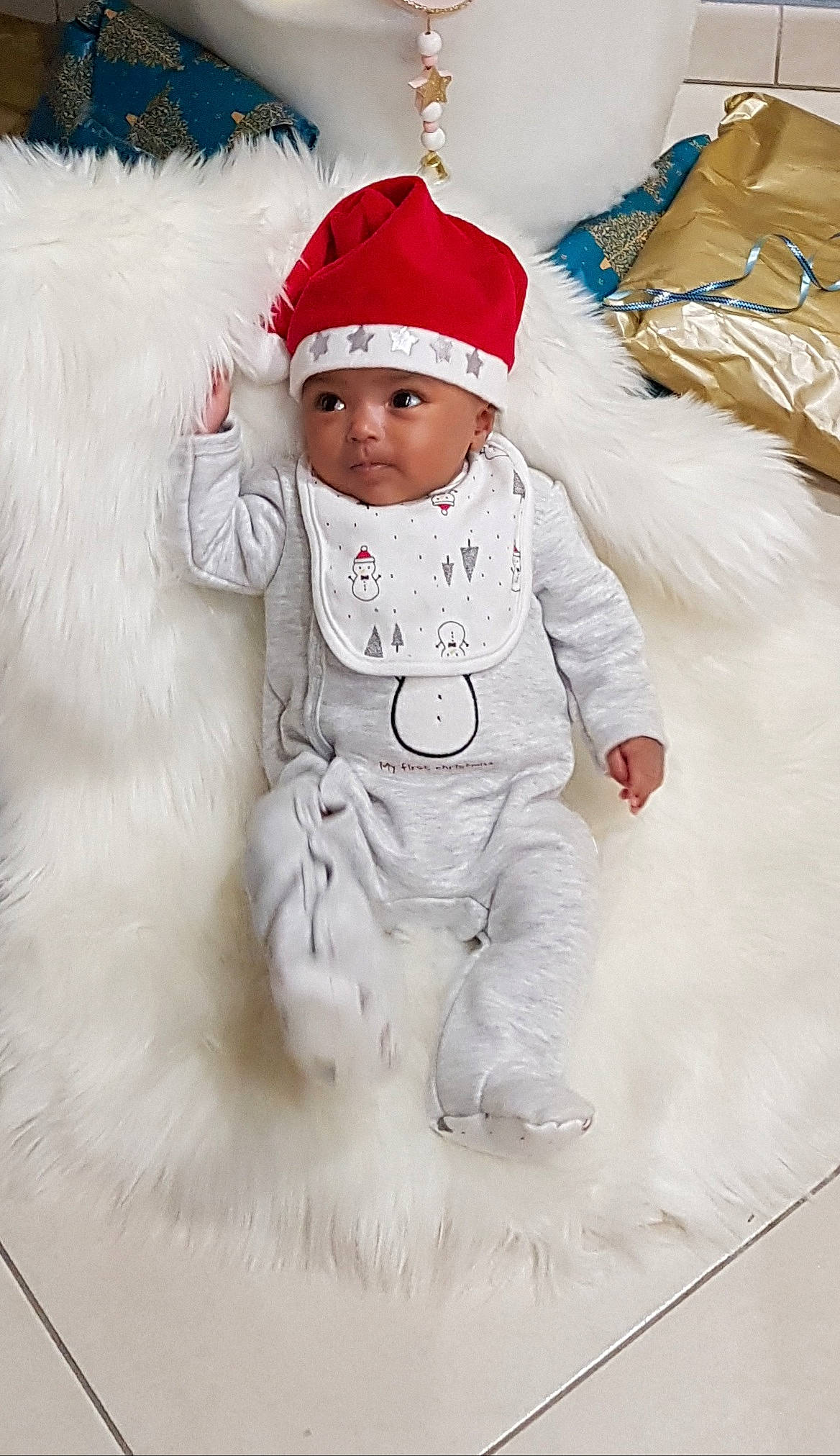 Lalya participe au concours pour gagner de l'argent avec cette photo : baby, baby_toddler_clothing, cap, carmine, child, christmas, comfort, costume_hat, event, eye, fictional_character, fun, fur, fur_clothing, happy, head, headwear, holiday, person, sleeve