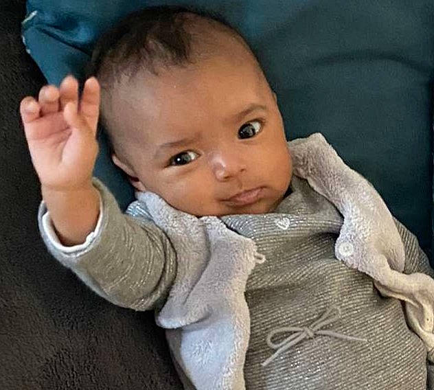 Lalya a rejoint le concours — aidez-le/la à gagner de superbes lots ! arm, baby, cheek, chin, comfort, ear, eye, eyebrow, gesture, hand, head, human_body, lip, mammal, mouth, neck, nose, person, skin, sleeve