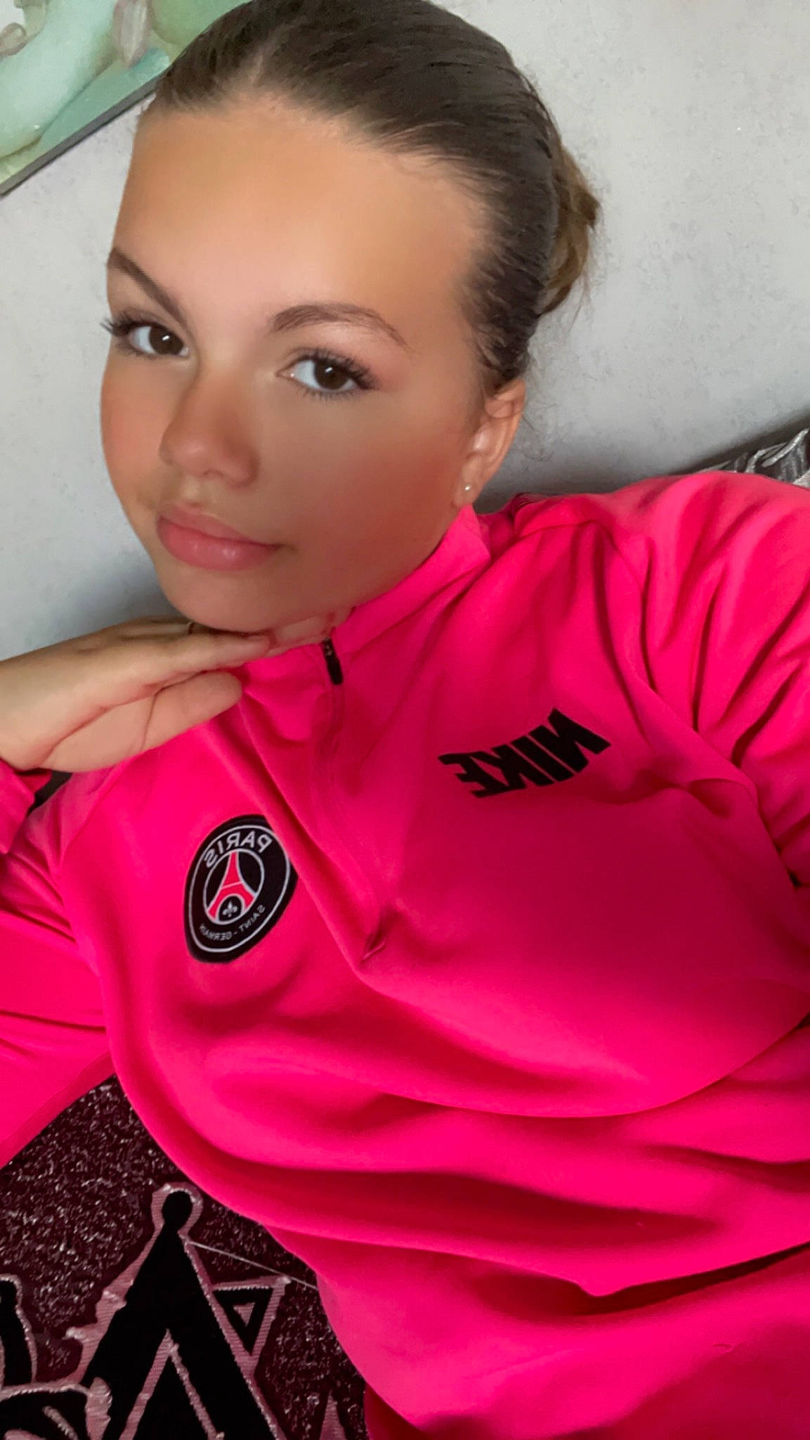 Maissa participe au concours pour gagner de l'argent avec cette photo : beauty, black_hair, child, eye, eyebrow, eyelash, flash_photography, hair, jewellery, lip, magenta, neck, person, pink, portrait_photography, sitting, skin, sleeve, t_shirt, thigh