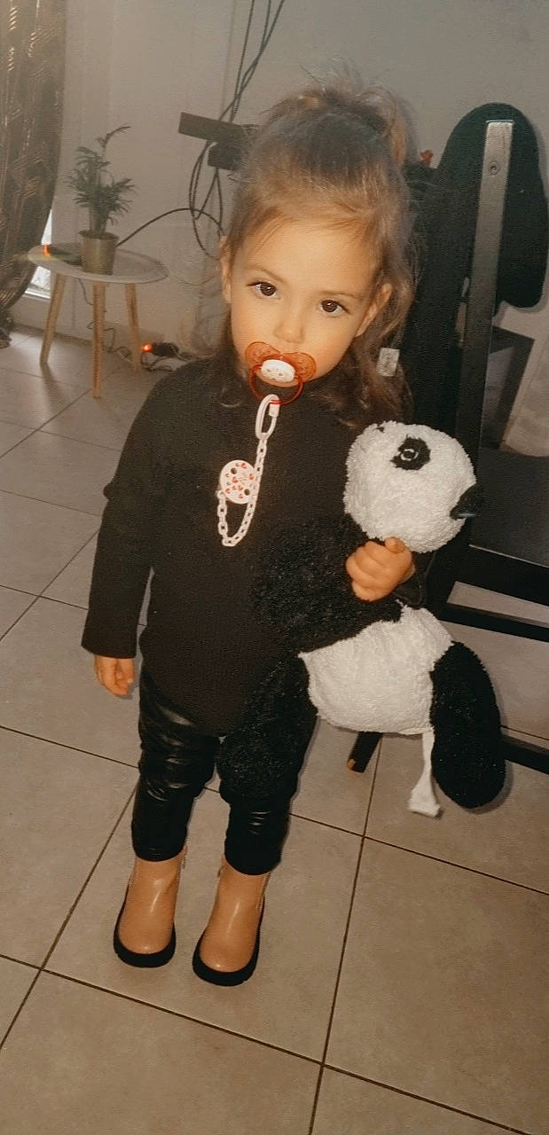 Giorgia a rejoint le concours — aidez-le/la à gagner de superbes lots ! baby_toddler_clothing, black, cheek, child, companion_dog, doll, eye, flooring, flowerpot, fun, fur, hairstyle, head, houseplant, nose, person, plant, sleeve, teddy_bear, toddler