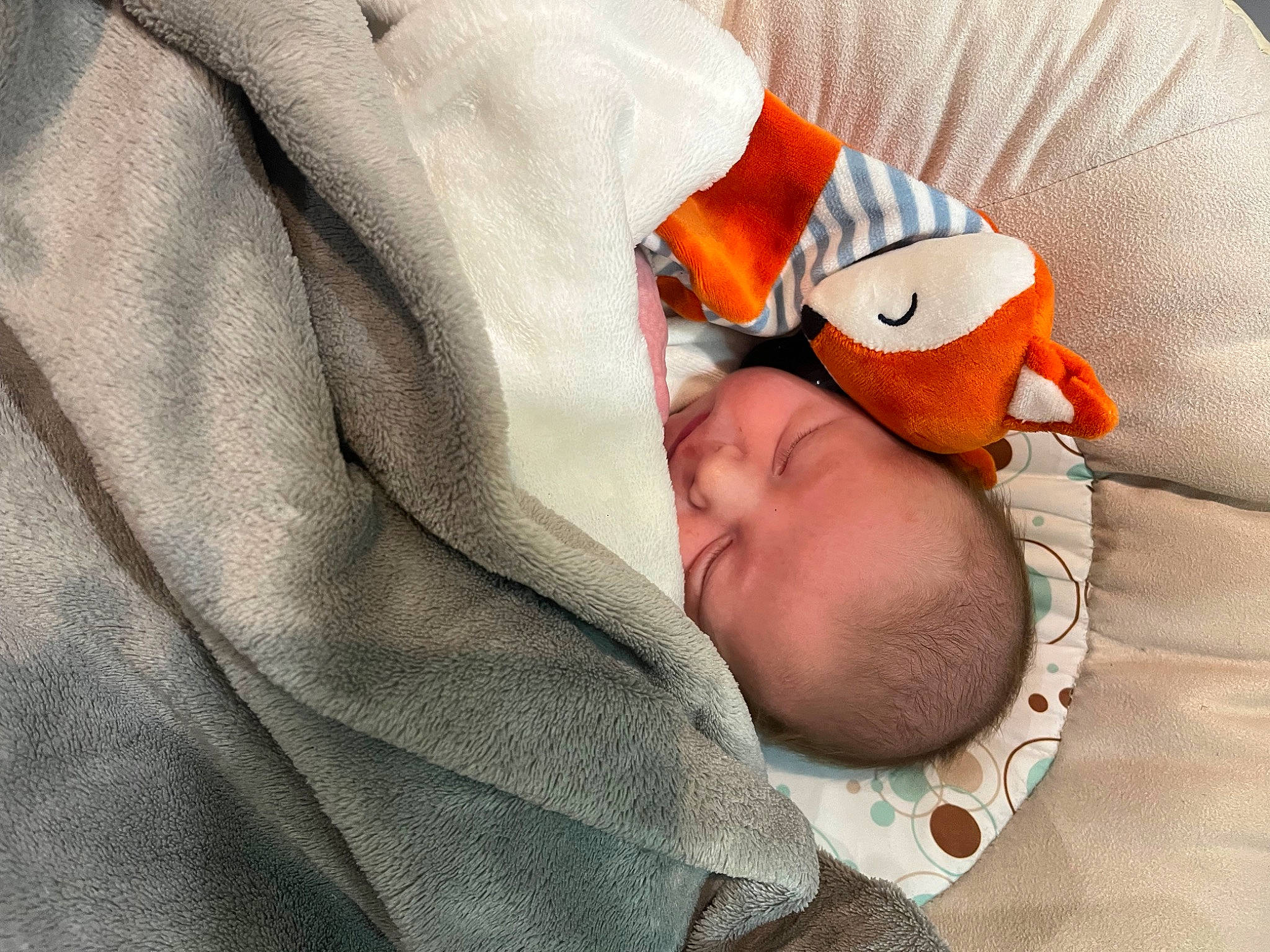 Thyméo participe au concours pour gagner de l'argent avec cette photo : baby, baby_products, baby_sleeping, baby_toddler_clothing, bedding, bedtime, child, comfort, linens, nap, pattern, person, room, sleep, sleeve, textile, toddler