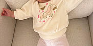 Veroccilia a rejoint le concours — aidez-le/la à gagner de superbes lots ! baby, child, comfortable, couch, cozy, cute, fashion, headband, indoor, infant, leggings, person, pillows, pink, relaxed, smiling, socks, sunglasses, sweatshirt, unicorn