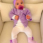 Veroccilia a rejoint le concours — aidez-le/la à gagner de superbes lots ! armchair, baby, child, clothing, comfortable, cozy, cushion, cute, headband, indoors, infant, knitwear, lavender, pacifier, person, portrait, purple, relaxed, socks, soft_texture