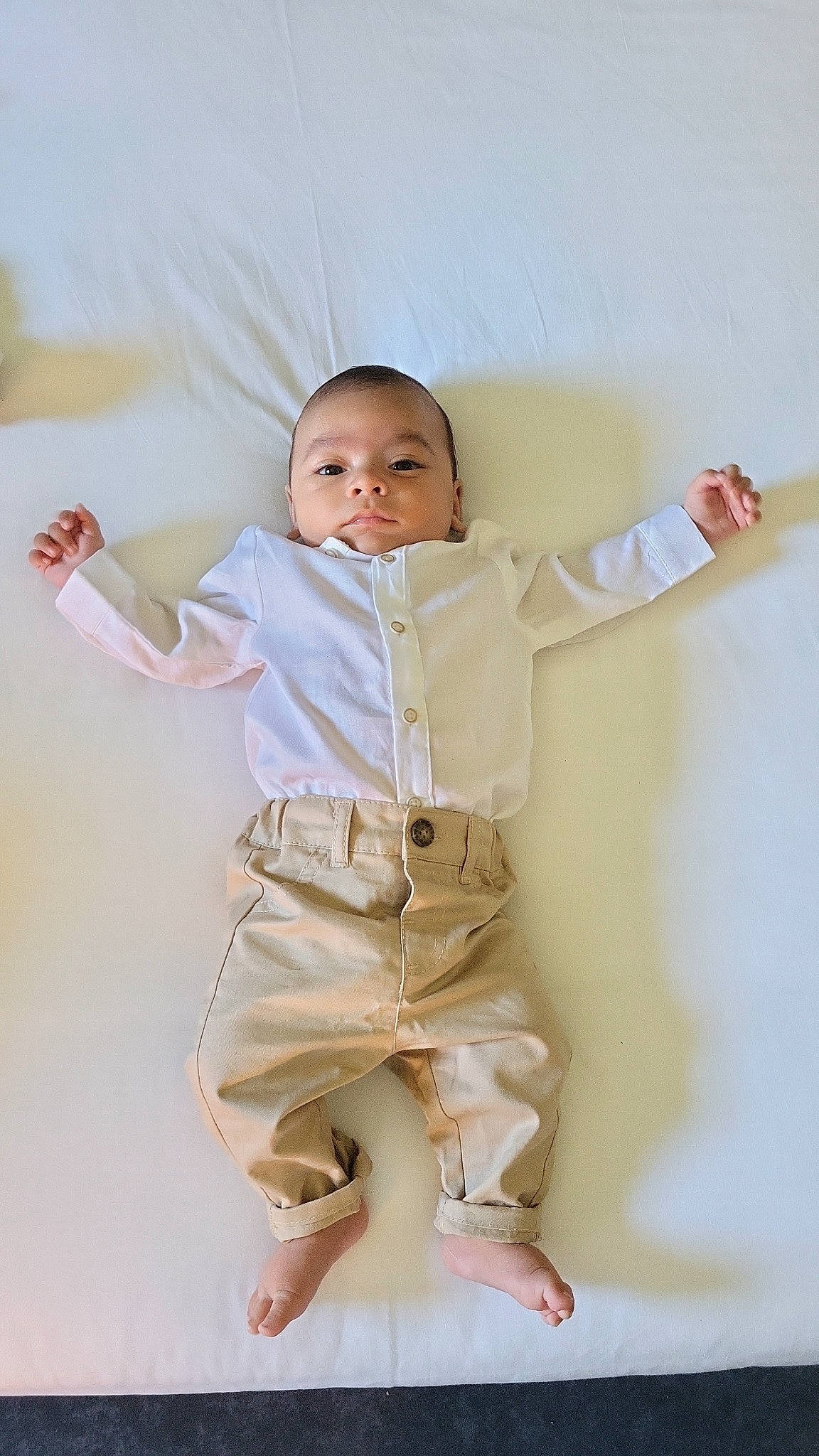 Leyden participe au concours pour gagner de l'argent avec cette photo : abdomen, baby, baby_toddler_clothing, barefoot, child, collar, dress_shirt, elbow, fashion_design, flash_photography, formal_wear, gesture, happy, human_body, leg, person, skin, sleeve, t_shirt, toddler