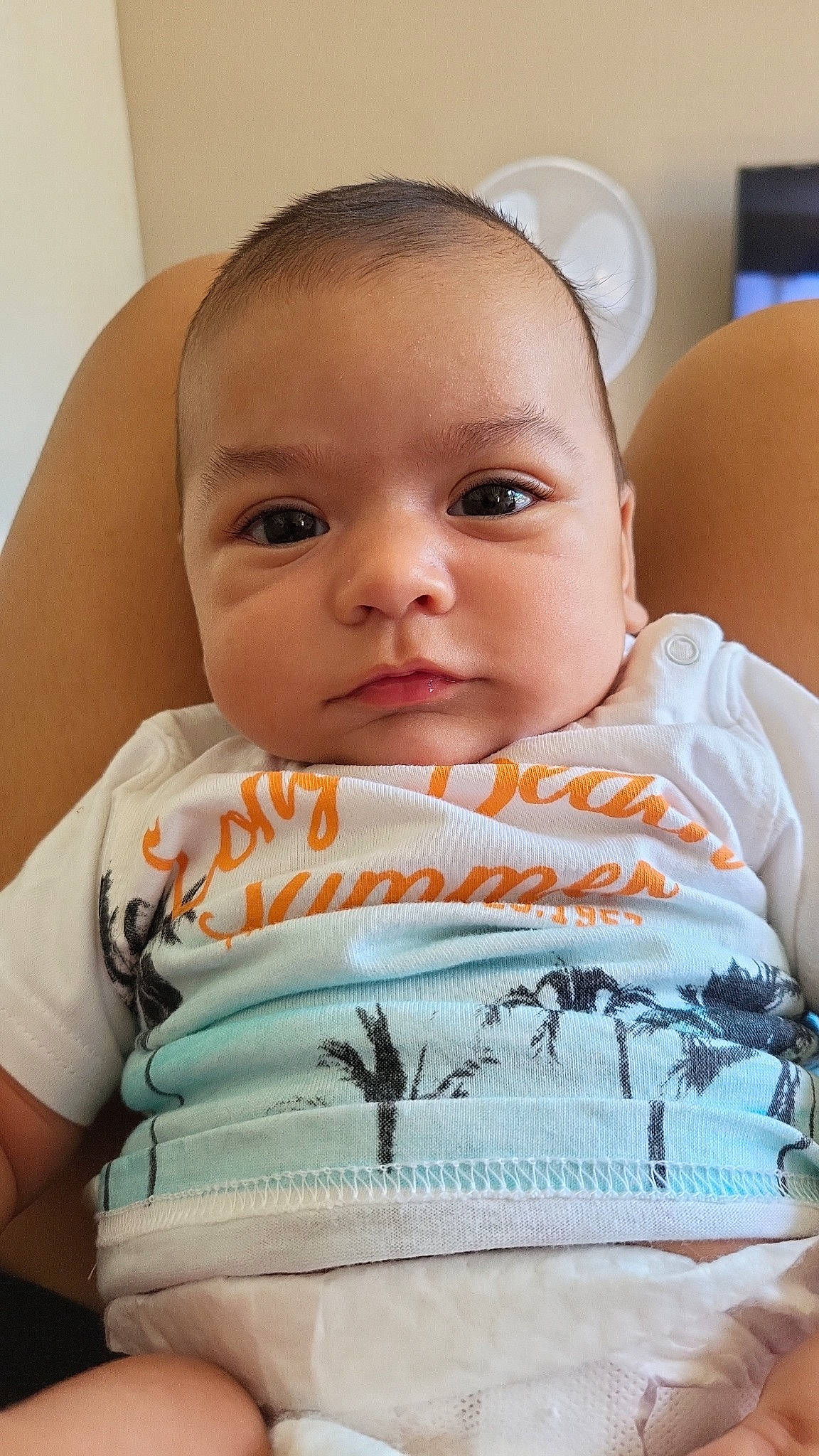 Leyden participe au concours pour gagner de l'argent avec cette photo : baby, baby_toddler_clothing, cheek, chin, comfort, eyebrow, eyelash, face, facial_expression, forehead, happy, mouth, neck, nose, organ, person, skin, sleeve, smile, t_shirt