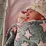 Kelly a rejoint le concours — aidez-le/la à gagner de superbes lots ! newborn, baby, sleeping, blanket, stars, hat, floral, pink, soft, wrapped, infant, cute, peaceful, hospital, bed, face, person, child, clothing, cozy