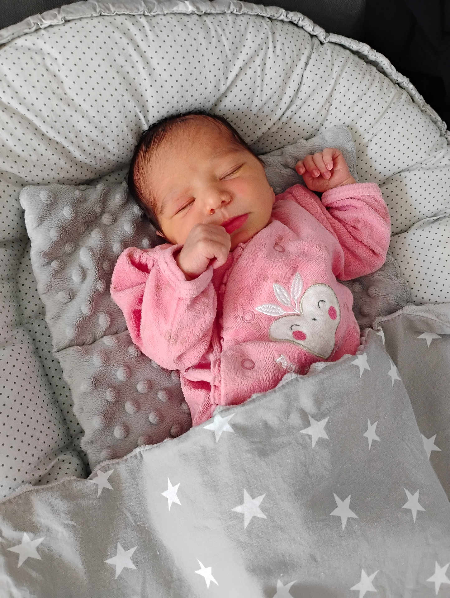 Kelly participe au concours pour gagner de l'argent avec cette photo : newborn, baby, sleeping, pink_outfit, blanket, pillow, star_pattern, cozy, infant, face, hand, closed_eyes, soft_texture, cute, resting, indoors, child, peaceful, wrapped, portrait