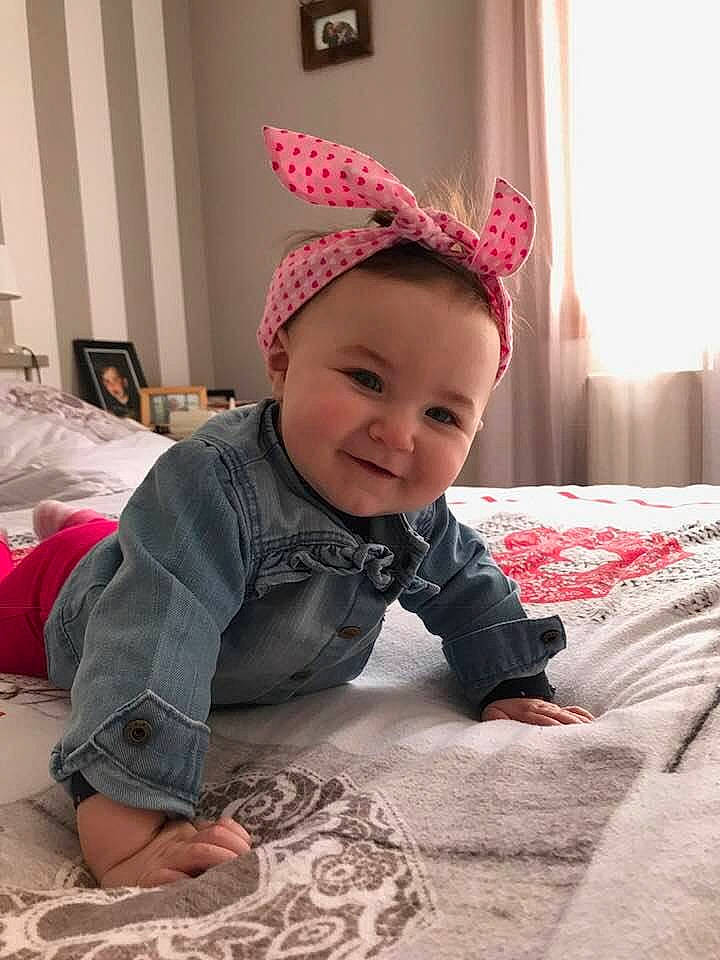 Manon a rejoint le concours — aidez-le/la à gagner de superbes lots ! cap, child, day, ear, girl, hair_accessory, hat, headgear, infant, person, pink, product, sitting, skin, textile, toddler