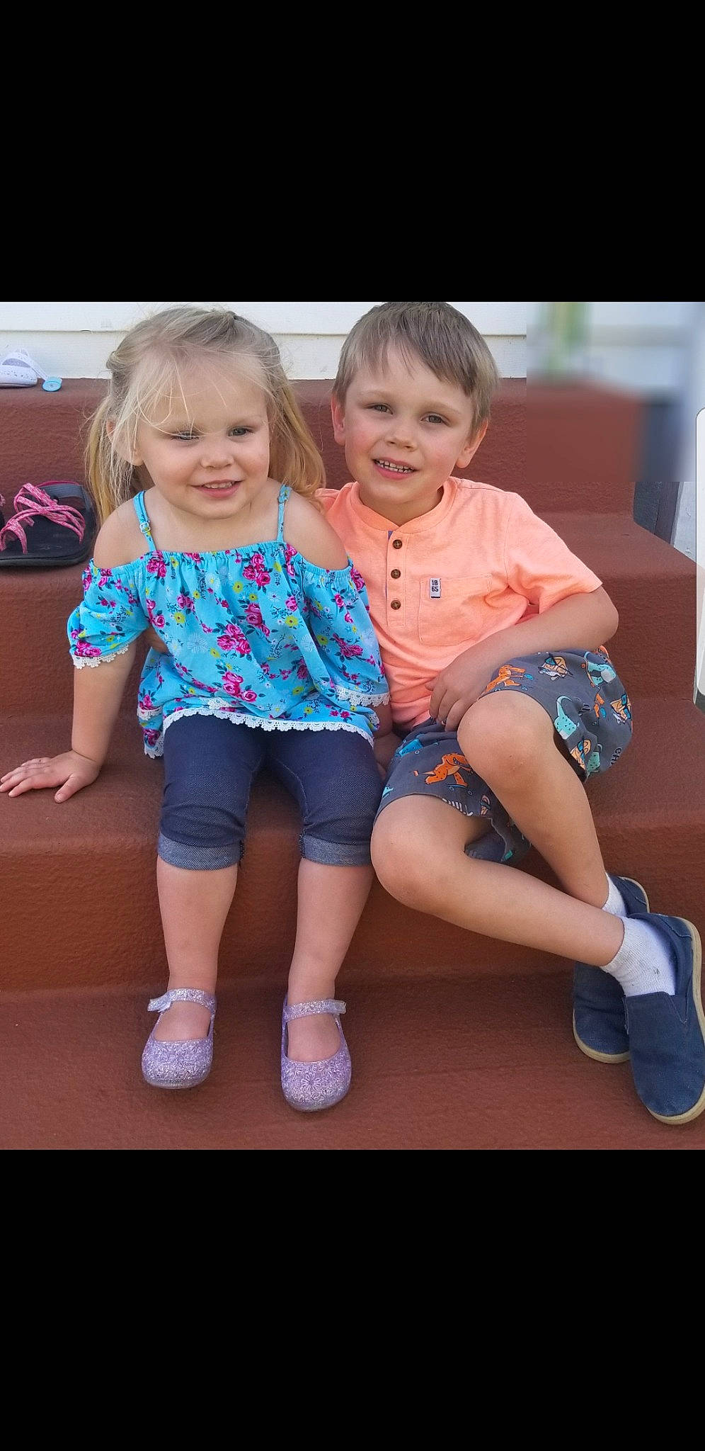 Evelyn Ann is registered to the contest to win money with this photo: baby, child, daughter, family, fun, happy, joy, leg, leisure, people, person, play, sibling, sitting, skin, smile, t_shirt, toddler, vacation