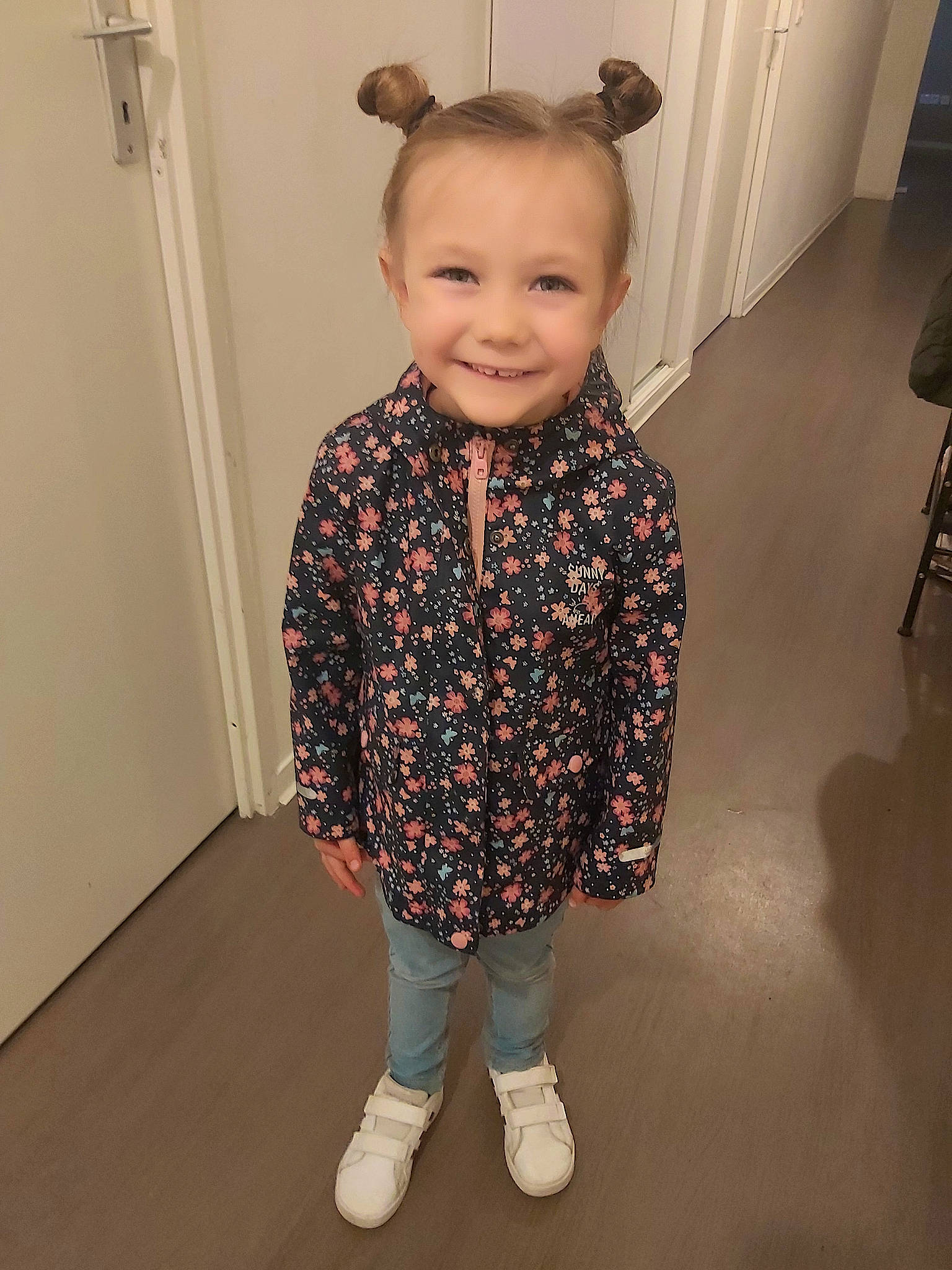 Maëlya participe au concours pour gagner de l'argent avec cette photo : baby, baby_toddler_clothing, chair, cheek, child, costume, face, flooring, hairstyle, happy, head, iris, joy, pattern, person, room, skin, sleeve, smile, standing