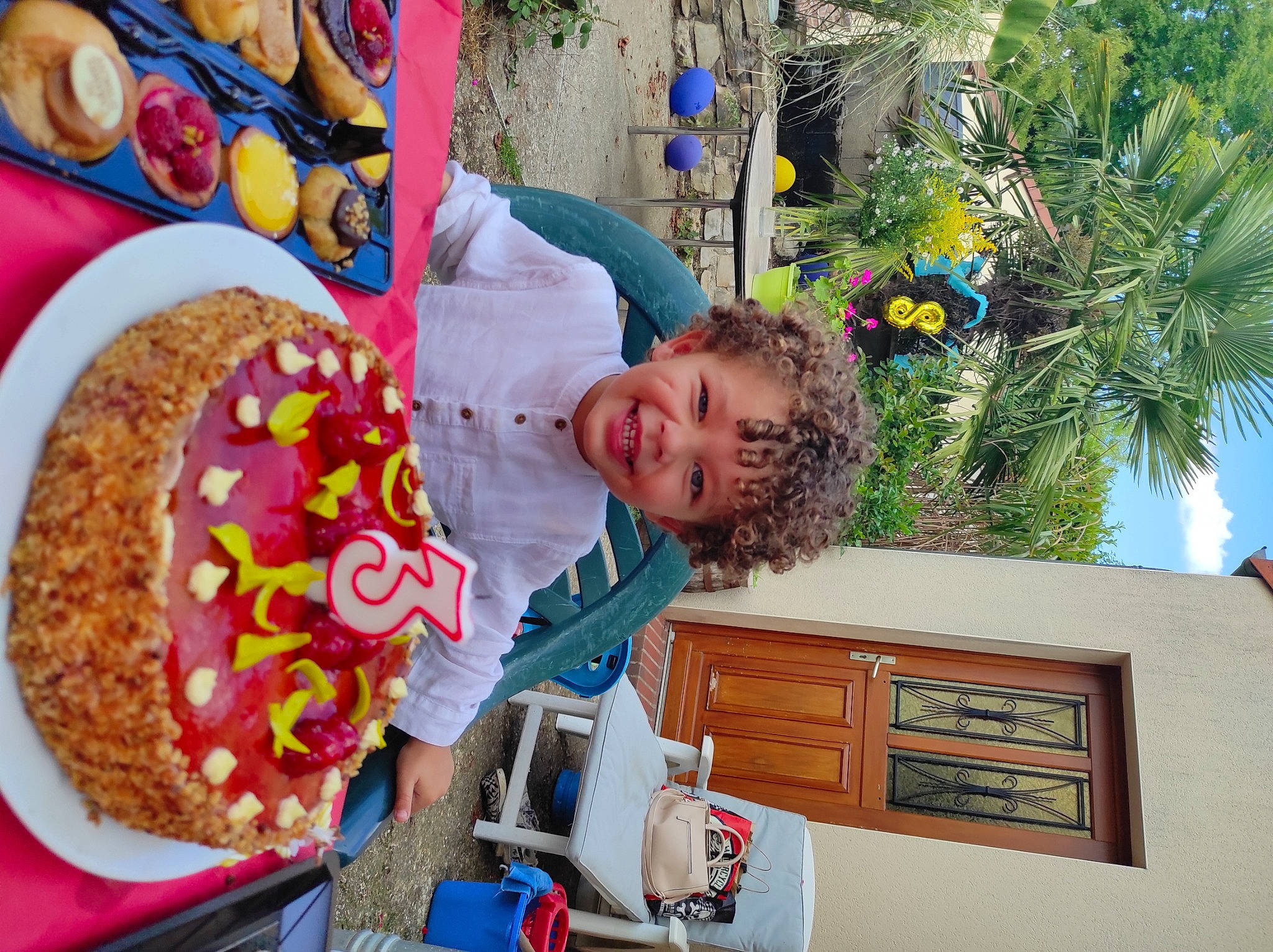 Luïs a rejoint le concours — aidez-le/la à gagner de superbes lots ! arecales, child, cuisine, dish, event, fast_food, finger_food, food, fun, happy, ingredient, joy, junk_food, leisure, palm_tree, person, pizza, plant, recipe, summer