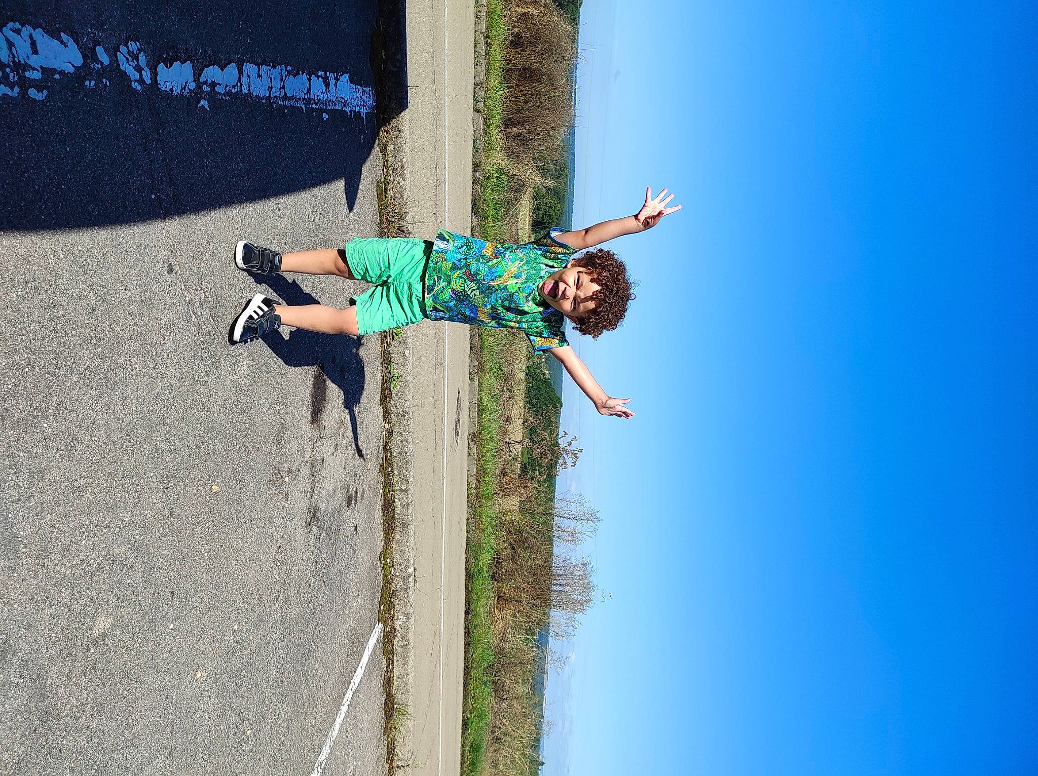 Luïs a rejoint le concours — aidez-le/la à gagner de superbes lots ! adventure, asphalt, elbow, electric_blue, extreme_sport, fun, happy, leisure, outdoor_shoe, person, plant, recreation, rock_climbing_equipment, rope, shadow, shorts, sky, slope, smile, sport_climbing