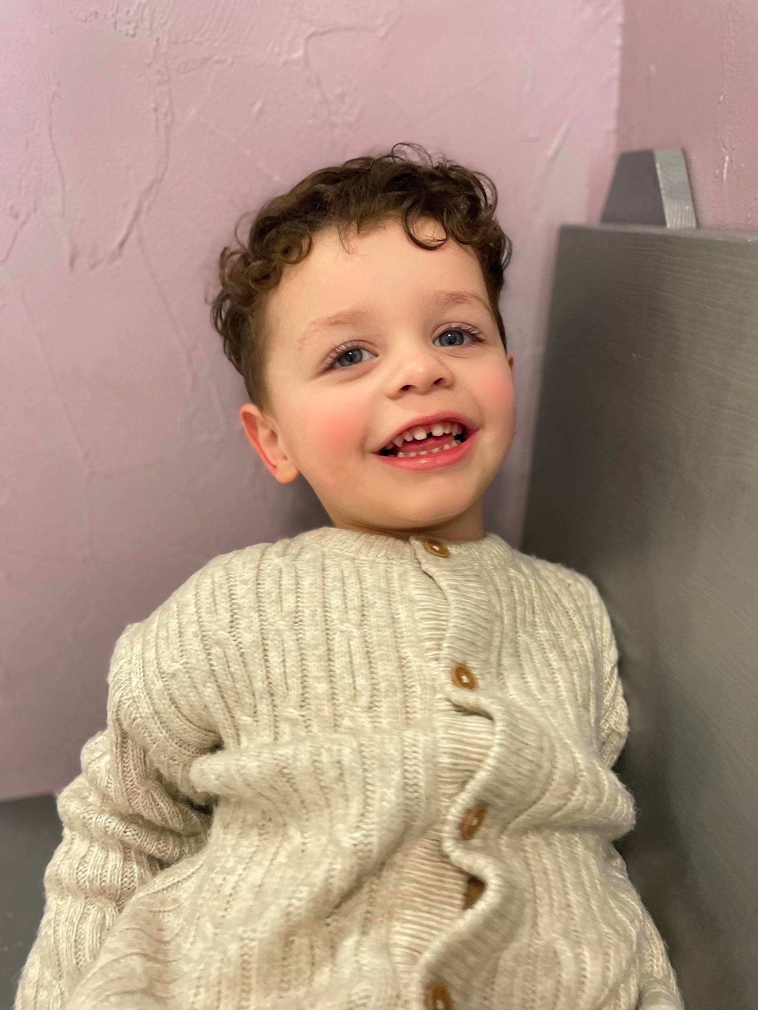 Milàn a rejoint le concours — aidez-le/la à gagner de superbes lots ! arm, baby, baby_toddler_clothing, cheek, child, flash_photography, happy, head, iris, joy, pattern, person, sitting, skin, sleeve, smile, standing, t_shirt, toddler, wood