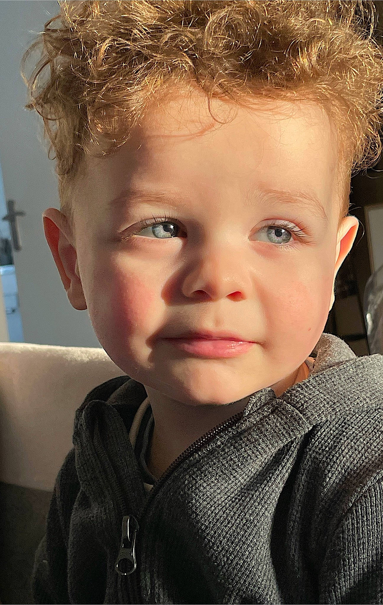 Milàn a rejoint le concours — aidez-le/la à gagner de superbes lots ! baby_toddler_clothing, blond, brown_hair, caesar_cut, cheek, child, cool, eyebrow, eyelash, flash_photography, forehead, fun, happy, iris, jaw, lip, nose, person, skin, sleeve