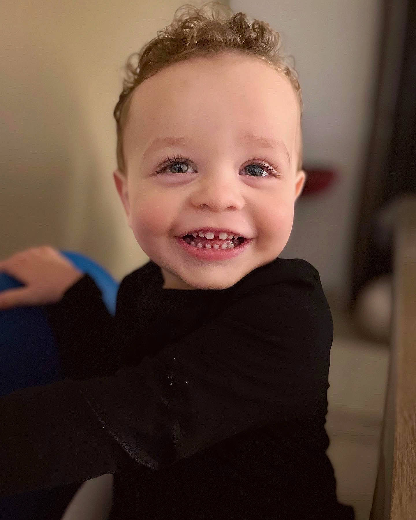 Milàn a rejoint le concours — aidez-le/la à gagner de superbes lots ! baby, baby_toddler_clothing, cheek, comfort, electric_blue, flash_photography, formal_wear, fun, happy, human_body, iris, joy, laugh, lip, neck, nose, person, sitting, sleeve, smile