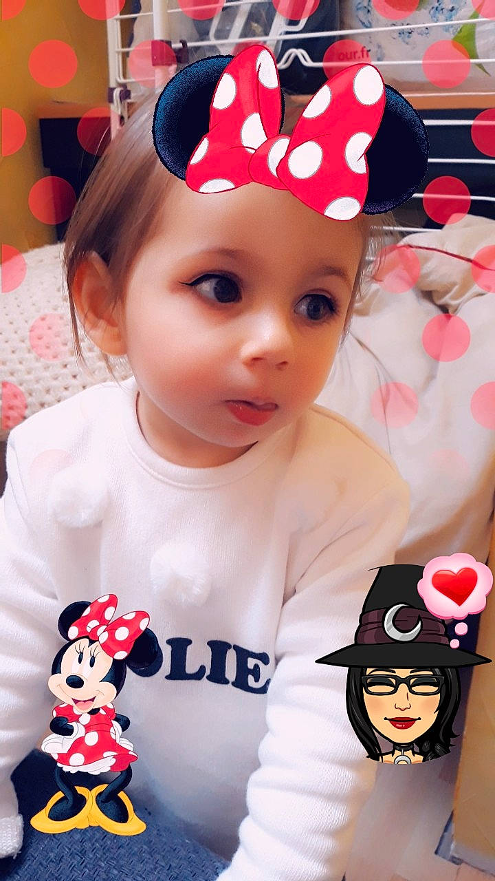 Lyna participe au concours pour gagner de l'argent avec cette photo : cheek, child, design, fashion_accessory, girl, hair_accessory, headgear, headwear, infant, person, pink, product, red, skin, smile, surprise, textile, toddler, toy