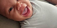 Kameron a rejoint le concours — aidez-le/la à gagner de superbes lots ! baby, smiling, tongue_out, couch, infant, arm, casual, happy, indoor, person, clothing, skin, relaxed, close_up, portrait, young_child, human, baby_girl, baby_boy, cute