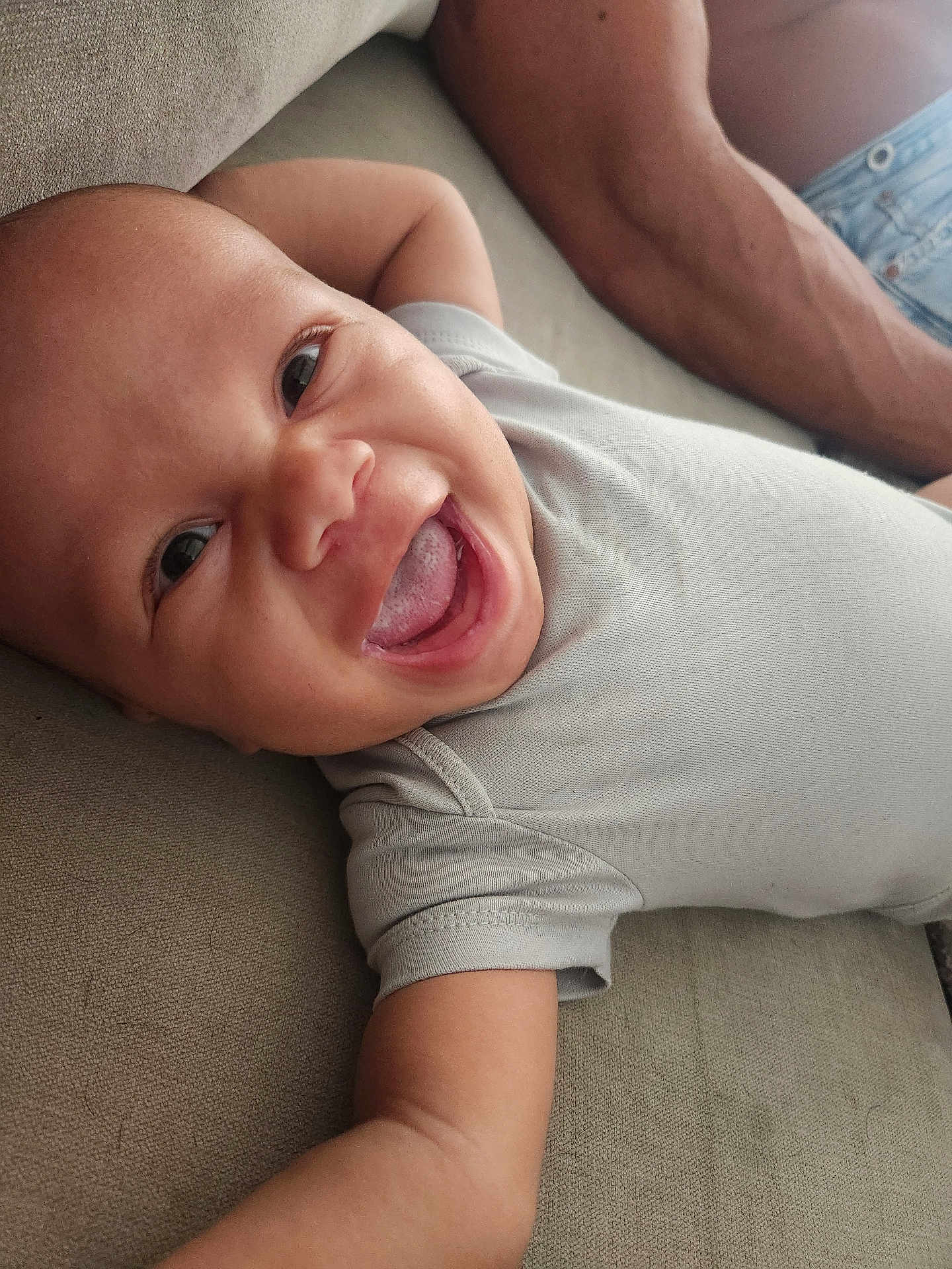 Kameron a rejoint le concours — aidez-le/la à gagner de superbes lots ! baby, smiling, tongue_out, couch, infant, arm, casual, happy, indoor, person, clothing, skin, relaxed, close_up, portrait, young_child, human, baby_girl, baby_boy, cute