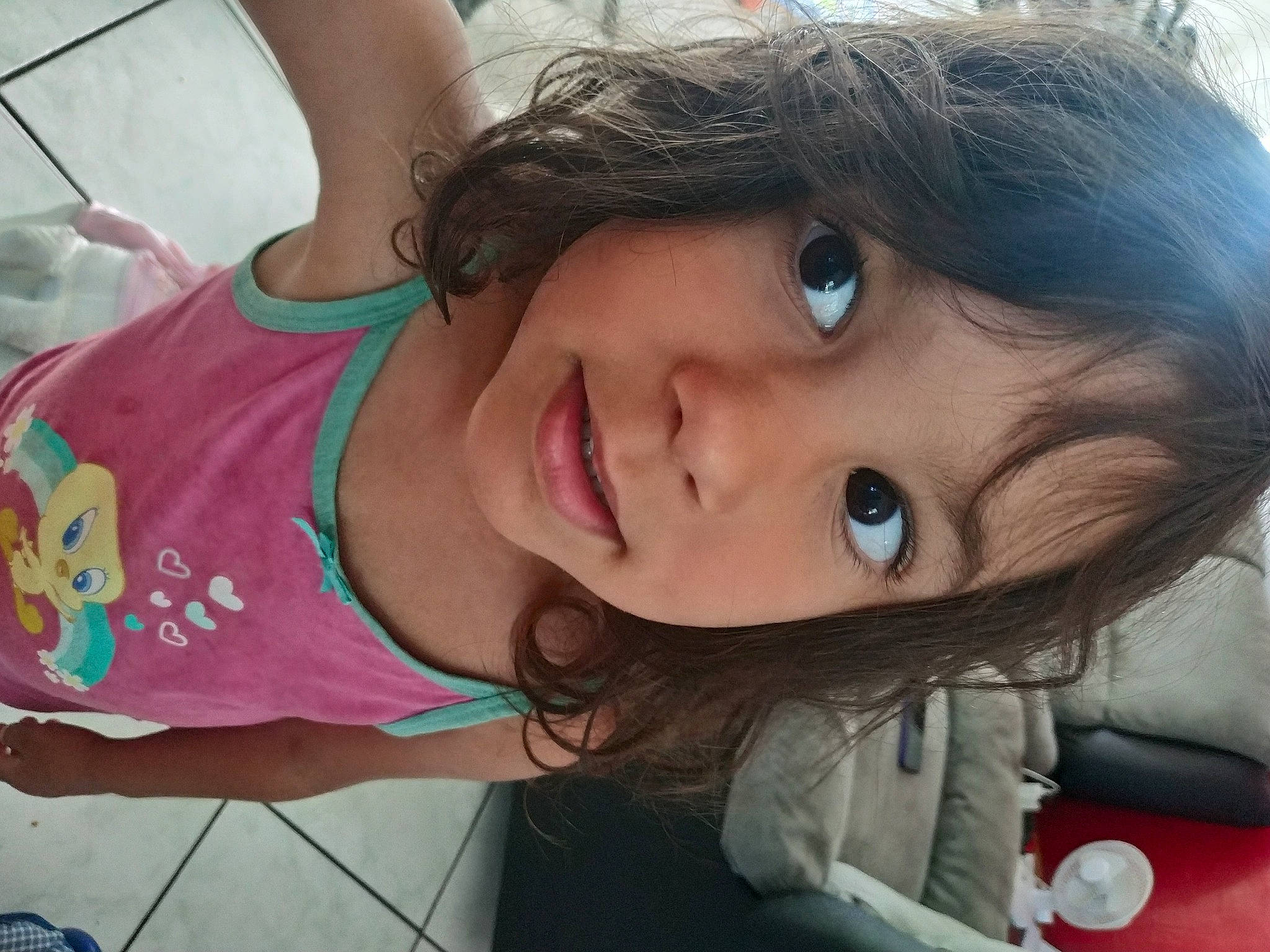 Kaïlie participe au concours pour gagner de l'argent avec cette photo : black_hair, cheek, cool, eyebrow, eyelash, forehead, fun, happy, iris, jaw, leisure, lip, mouth, neck, nose, person, skin, smile, summer, toddler