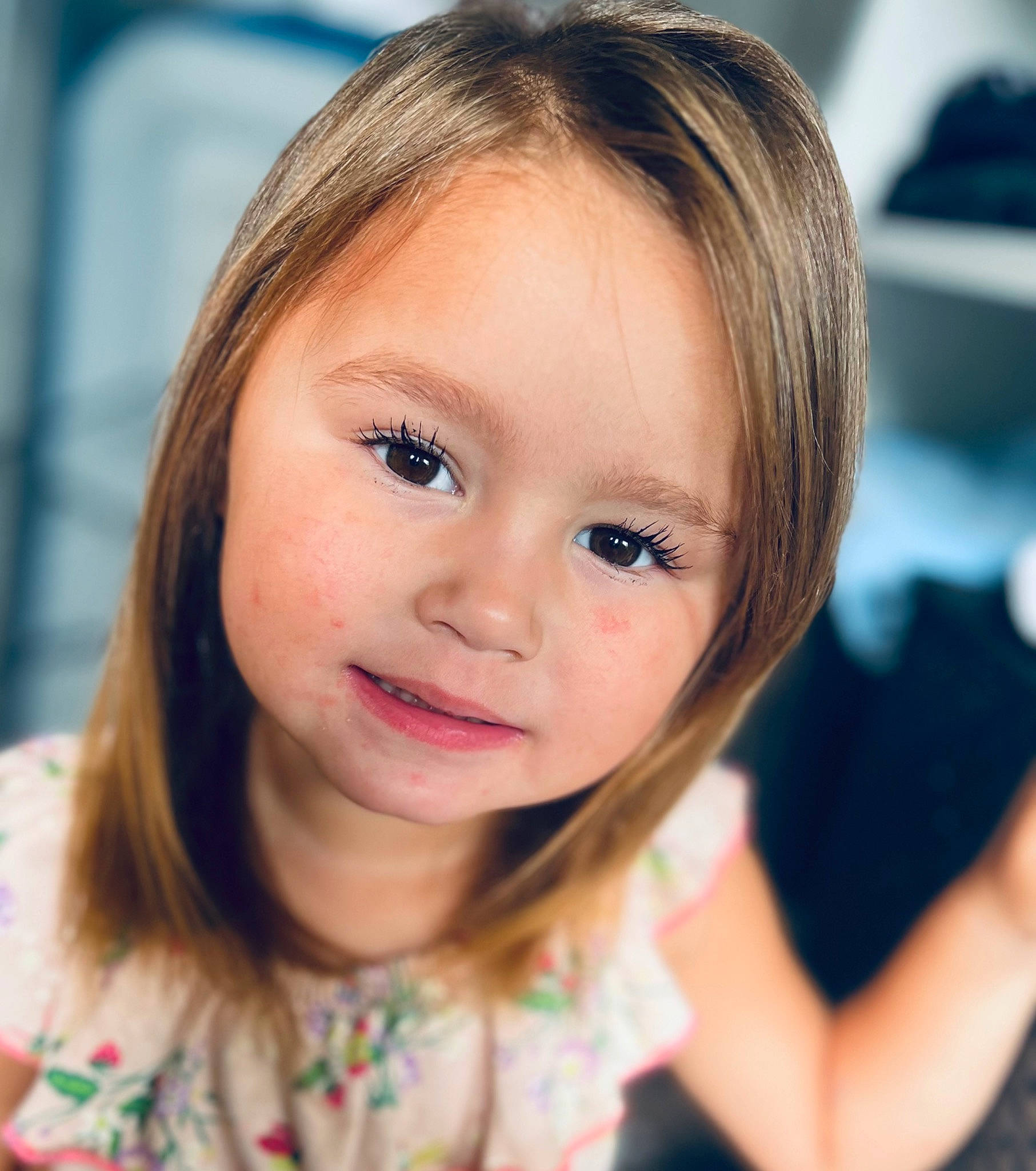 Bloumela a rejoint le concours — aidez-le/la à gagner de superbes lots ! baby_toddler_clothing, bangs, blond, brown_hair, cheek, child, eyebrow, eyelash, flash_photography, fun, happy, iris, layered_hair, lip, long_hair, nose, person, skin, smile, t_shirt