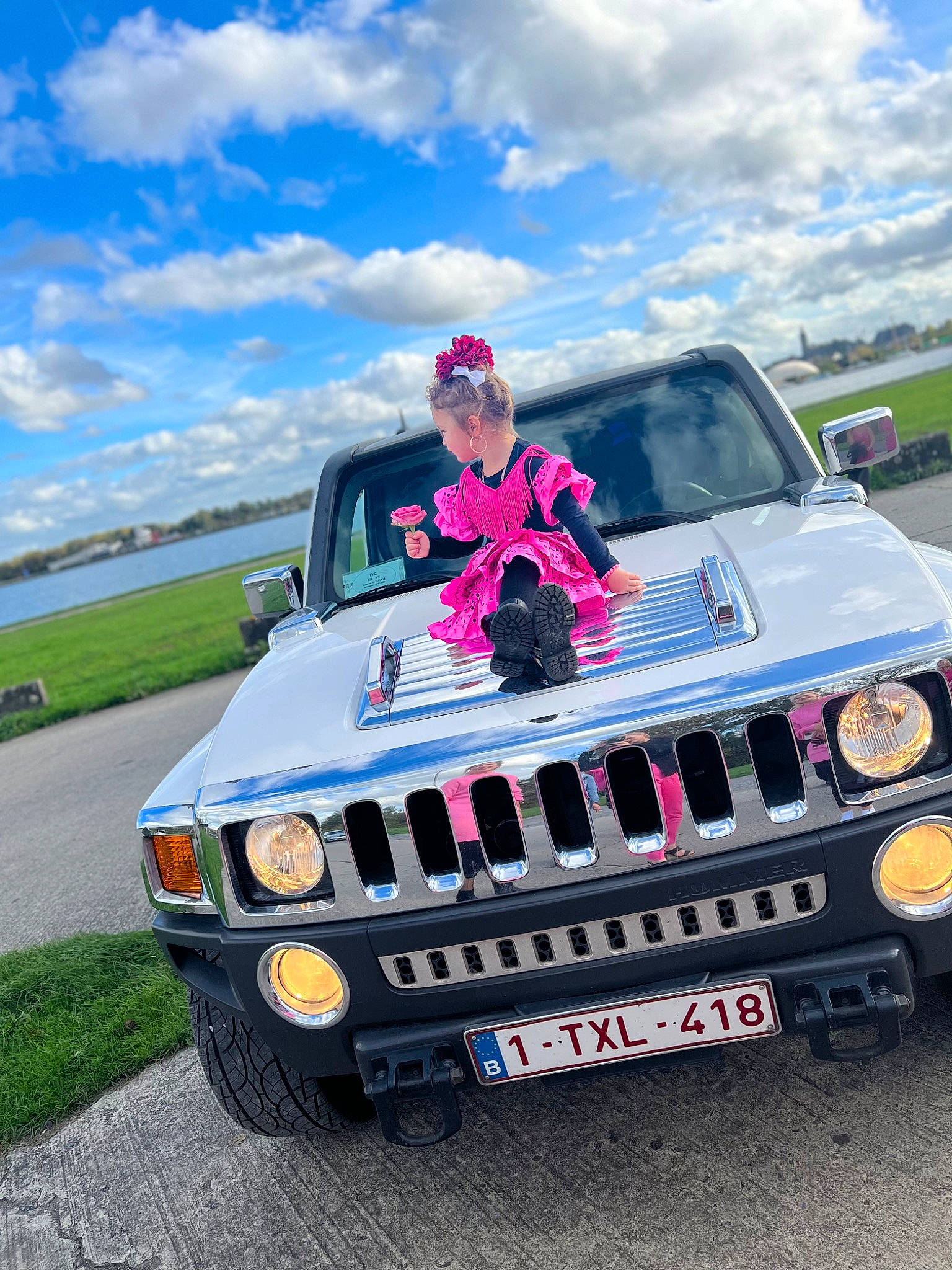 Bloumela participe au concours pour gagner de l'argent avec cette photo : automotive_carrying_rack, automotive_design, automotive_exterior, automotive_lighting, automotive_tire, bumper, car, cloud, fender, grille, headlamp, hood, motor_vehicle, person, rim, roof_rack, sky, tire, vehicle, wheel