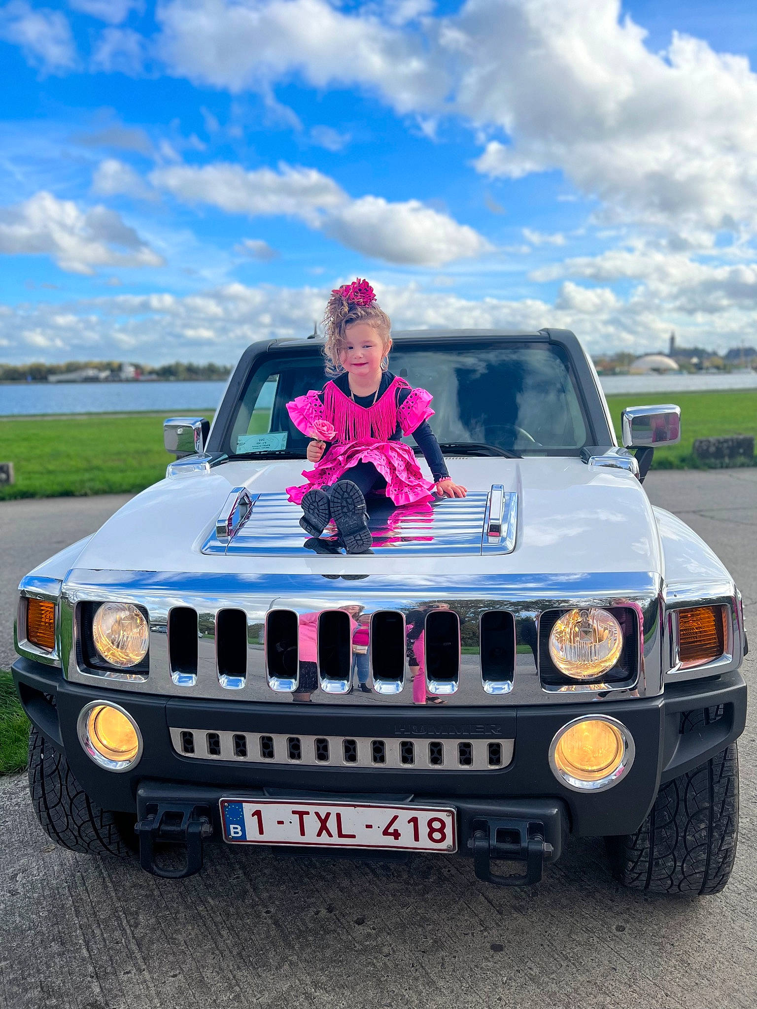 Bloumela a rejoint le concours — aidez-le/la à gagner de superbes lots ! automotive_carrying_rack, automotive_design, automotive_exterior, automotive_lighting, automotive_tire, blue, bumper, car, cloud, grille, headlamp, hood, joy, motor_vehicle, person, rim, sky, tire, vehicle, vehicle_registration_plate