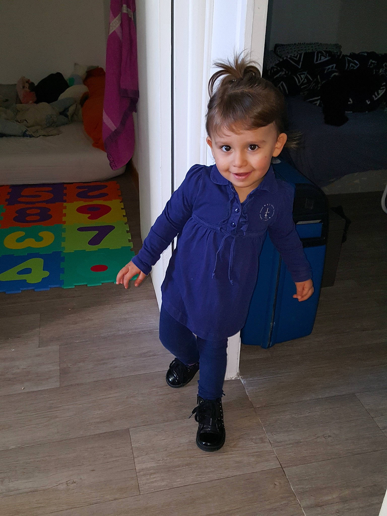 Emilie participe au concours pour gagner de l'argent avec cette photo : blue, child, coat, electric_blue, floor, flooring, footwear, hardwood, jacket, joint, leg, outerwear, person, play, shoe, shoulder, skin, standing, toddler, wood