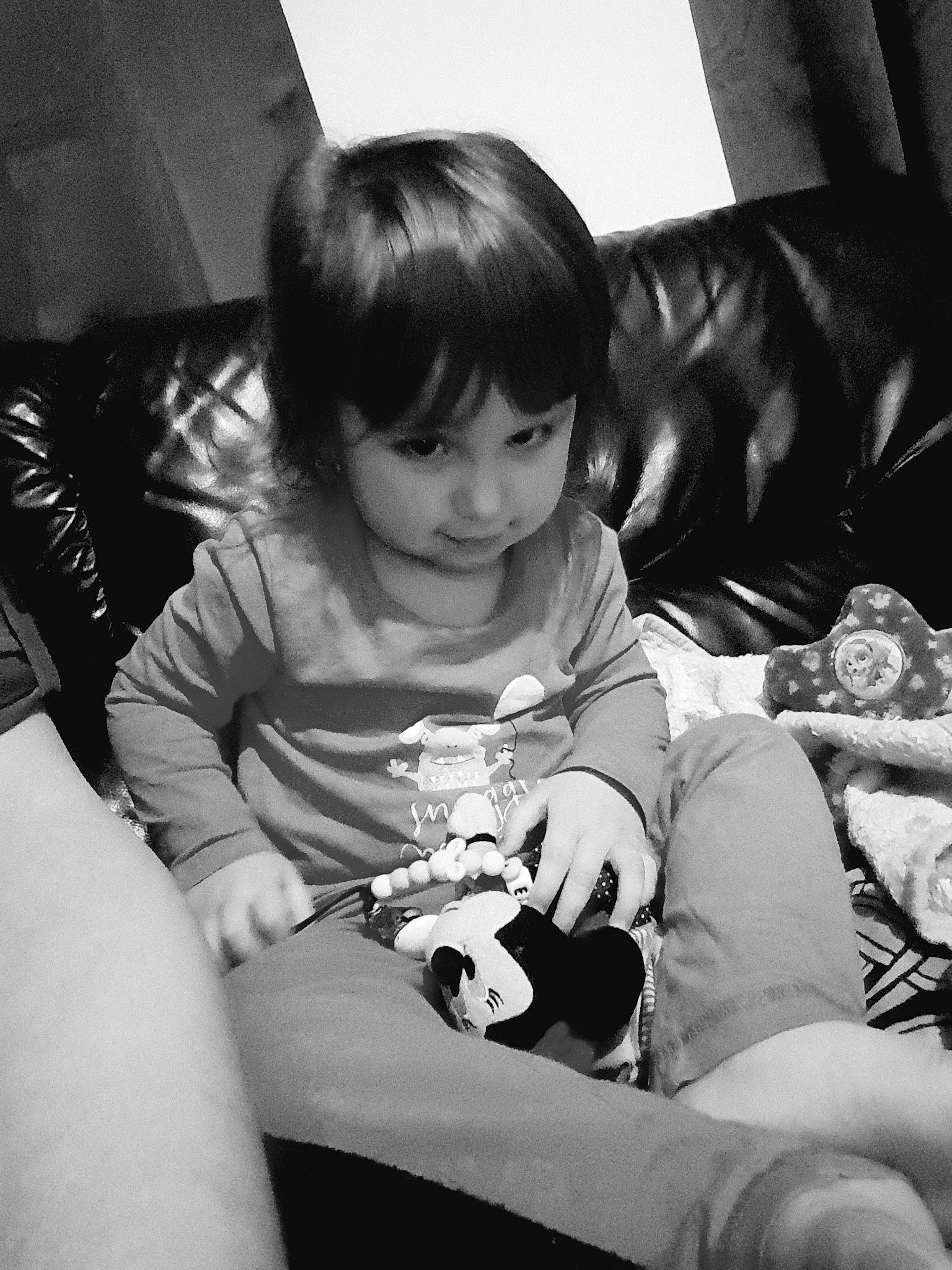 Emilie a rejoint le concours — aidez-le/la à gagner de superbes lots ! baby, black, black_and_white, child, hand, leg, monochrome, monochrome_photography, person, photograph, photography, sitting, snapshot, style, toddler, white