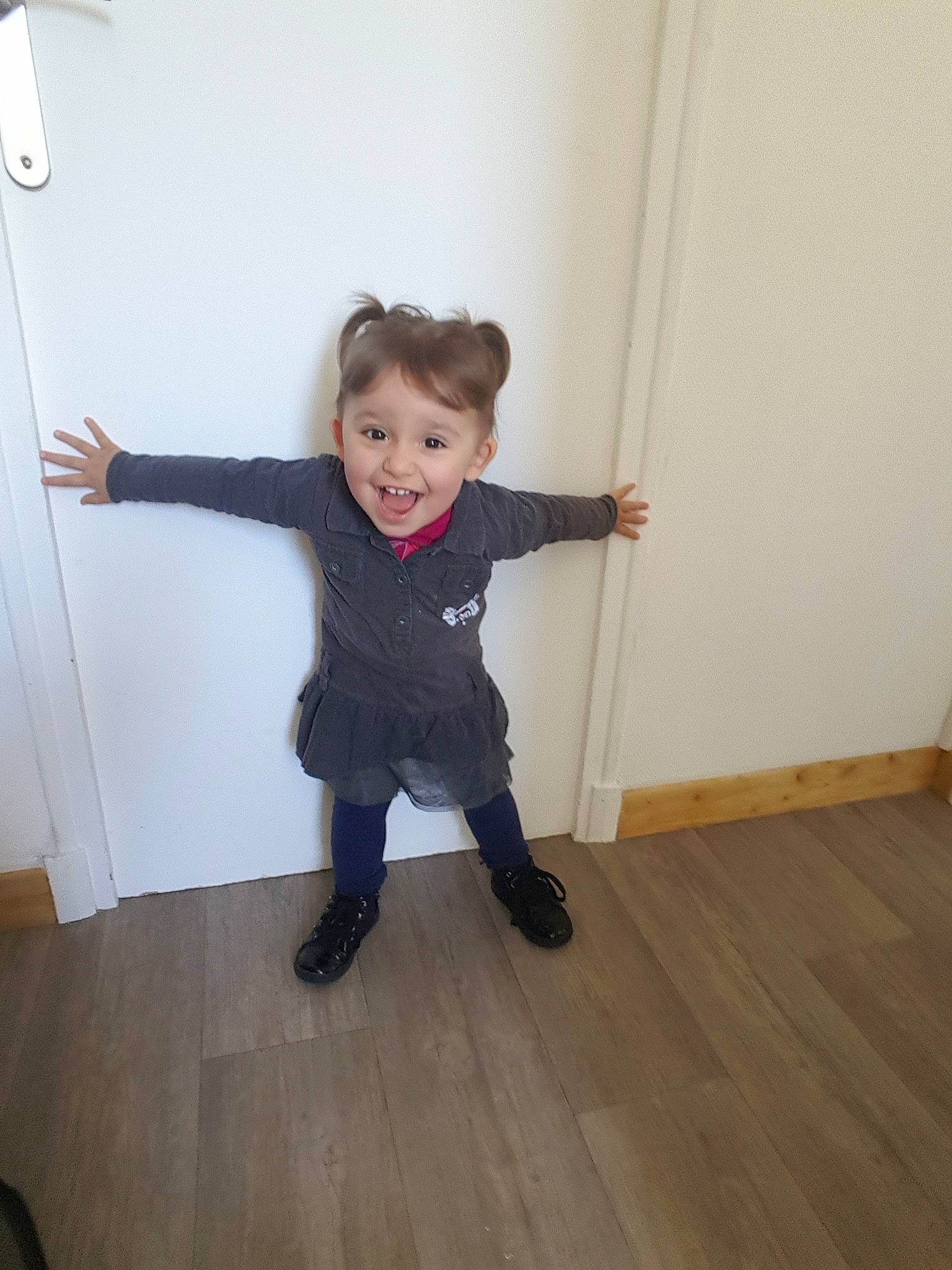 Emilie a rejoint le concours — aidez-le/la à gagner de superbes lots ! arm, child, floor, flooring, footwear, hardwood, joint, joy, leg, person, shoe, shoulder, standing, toddler, wood