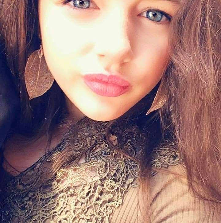 Lea a rejoint le concours — aidez-le/la à gagner de superbes lots ! beauty, black_hair, brown_hair, cheek, chin, cool, eye, eyebrow, face, forehead, hair, hairstyle, head, lip, long_hair, nose, person, photography, pink, selfie
