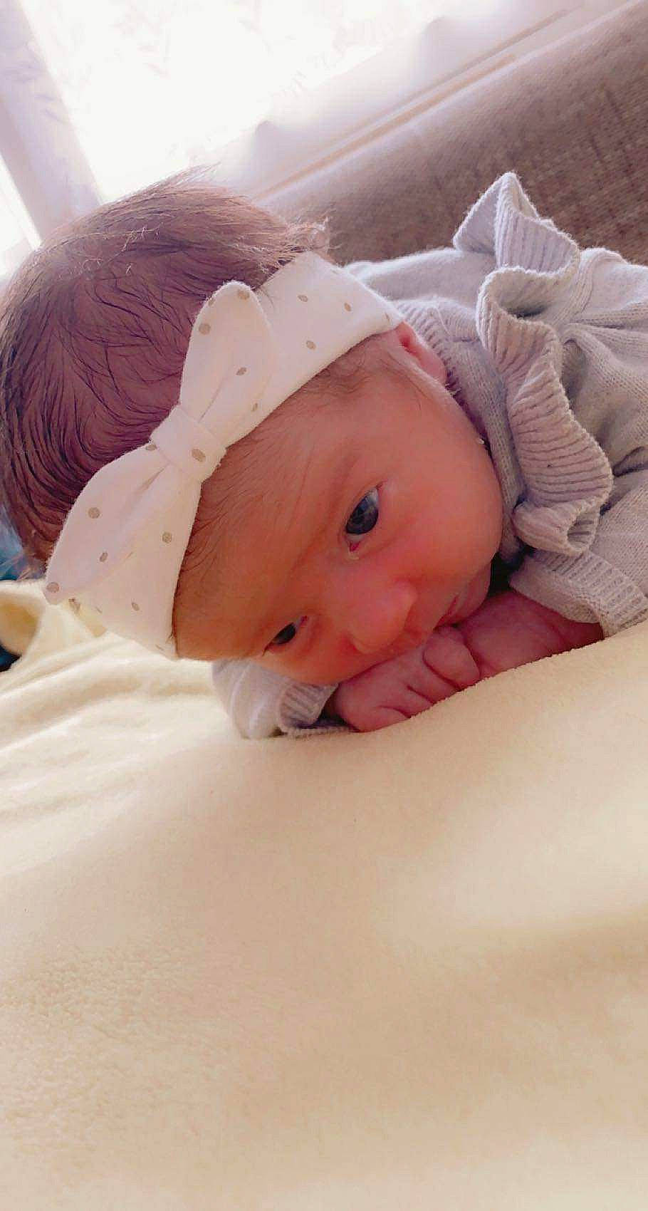 Mila a rejoint le concours — aidez-le/la à gagner de superbes lots ! baby, baby_sleeping, baby_toddler_clothing, cap, cheek, child, comfort, eye, face, happy, head, headgear, headwear, linens, lip, nose, person, skin, sleeve, textile