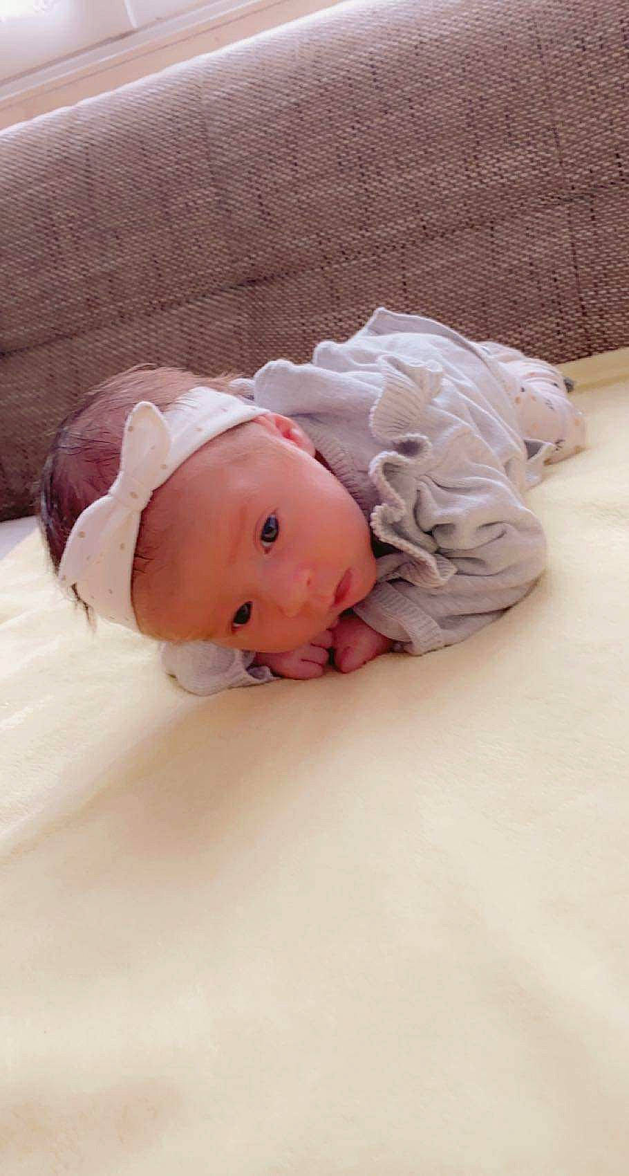 Mila participe au concours pour gagner de l'argent avec cette photo : baby, baby_products, baby_toddler_clothing, baby_toys, comfort, doll, fashion_accessory, fawn, flooring, fur, headwear, human_body, linens, peach, person, plush, sitting, sleeve, stuffed_toy, teddy_bear