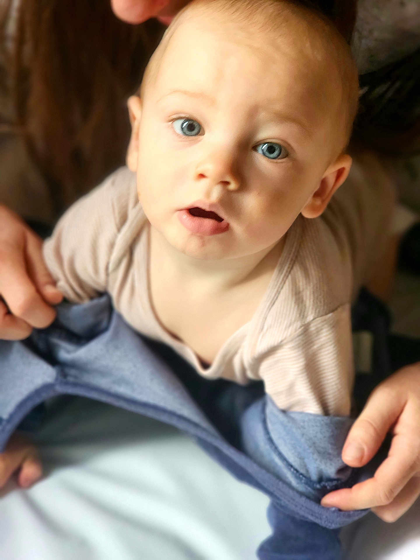 Noah a rejoint le concours — aidez-le/la à gagner de superbes lots ! baby, blue_eyes, child, cute, face, hands, infant, looking_up, person, portrait, skin, soft_clothing, tender, young_child, indoors, close_up, expression, human, head, mouth_open