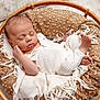 Maé a rejoint le concours — aidez-le/la à gagner de superbes lots ! baby, sleeping, basket, blanket, white_clothing, infant, peaceful, cozy, soft_texture, newborn, cute, indoors, resting, toddler, head, face, skin, foot, hand, fringe