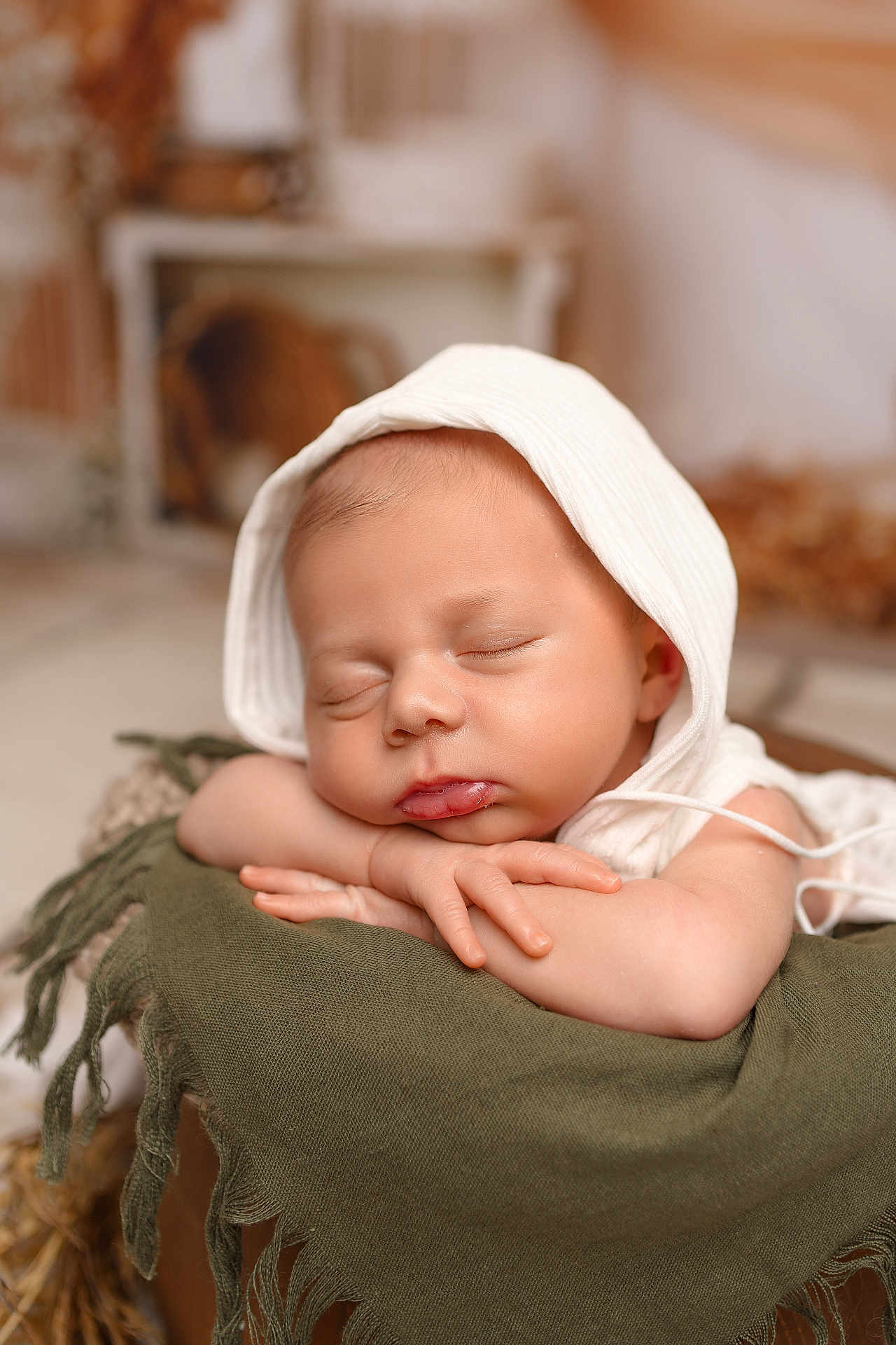 Maé participe au concours pour gagner de l'argent avec cette photo : baby, sleeping, infant, white_bonnet, blanket, olive_green, fringe, resting, hands, face, closed_eyes, soft_light, portrait, indoor, cozy, peaceful, newborn, cute, skin, closeup