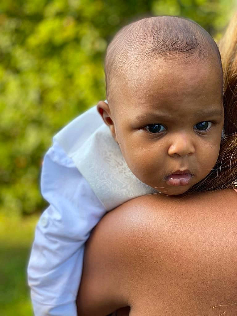 Teofan a rejoint le concours — aidez-le/la à gagner de superbes lots ! baby, chest, eye, eyebrow, eyelash, finger, gesture, grass, hand, happy, human_body, lip, nose, people_in_nature, person, plant, shoulder, skin, thumb, toddler