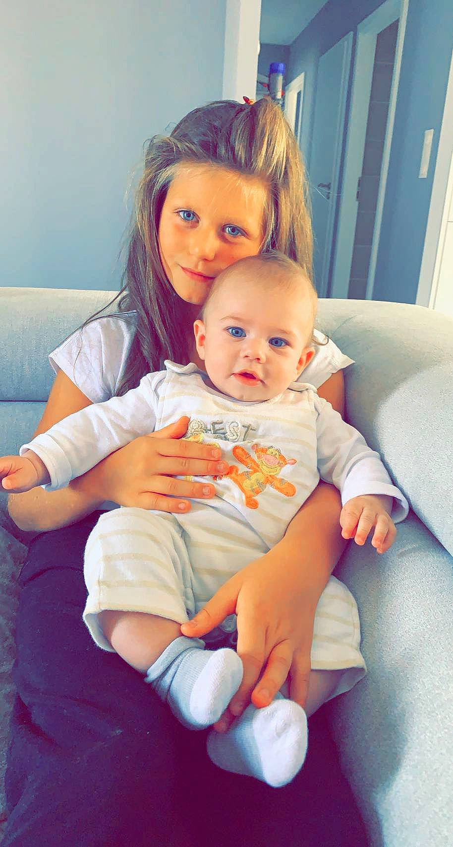 Alessio a rejoint le concours — aidez-le/la à gagner de superbes lots ! baby_toddler_clothing, blue, cheek, comfort, eye, face, facial_expression, finger, flash_photography, fun, gesture, hairstyle, happy, head, joint, knee, person, skin, smile, thigh