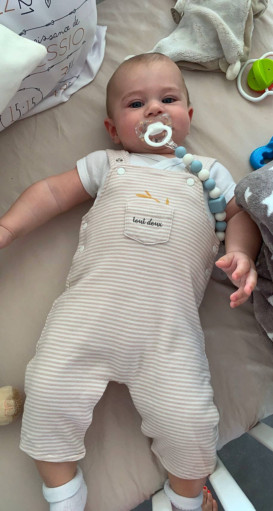 Alessio a rejoint le concours — aidez-le/la à gagner de superbes lots ! baby, baby_products, baby_safety, baby_toddler_clothing, cheek, child, comfort, event, finger, fun, gesture, green, happy, linens, mouth, pattern, person, skin, sleeve, toddler