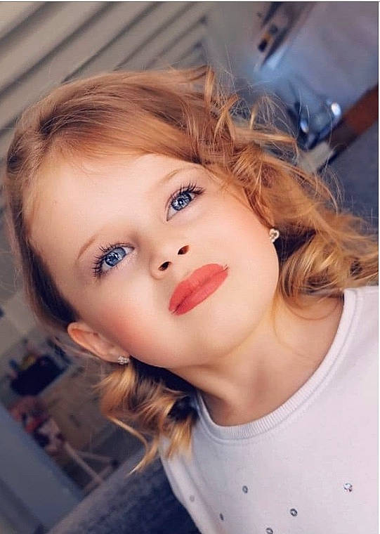 Ambre a rejoint le concours — aidez-le/la à gagner de superbes lots ! bangs, beauty, blond, brown_hair, cheek, child, electric_blue, eye, eyelash, flash_photography, hair, happy, iris, jaw, layered_hair, lip, nose, person, selfie, step_cutting