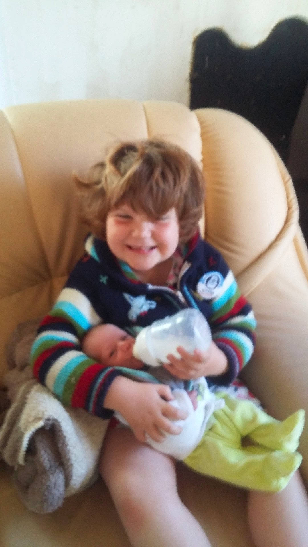 Lyne a rejoint le concours — aidez-le/la à gagner de superbes lots ! baby_products, child, day, fun, infant, joy, mother, person, play, product, sitting, smile, textile, toddler, toy