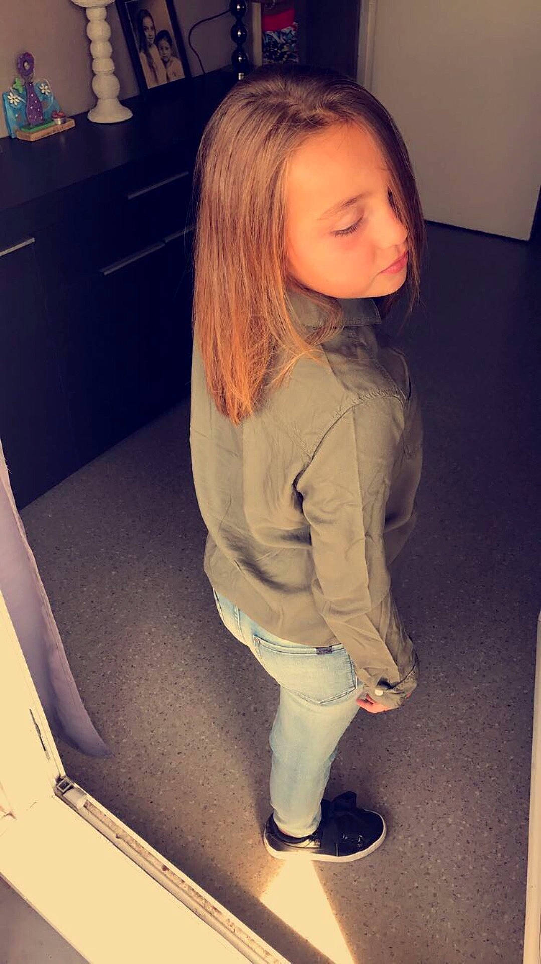 Maylis participe au concours pour gagner de l'argent avec cette photo : arm, child, clothing, cool, fun, girl, hair, hairstyle, human_body, human_hair_color, jeans, leg, long_hair, outerwear, person, shoulder, sitting, skin, snapshot, standing