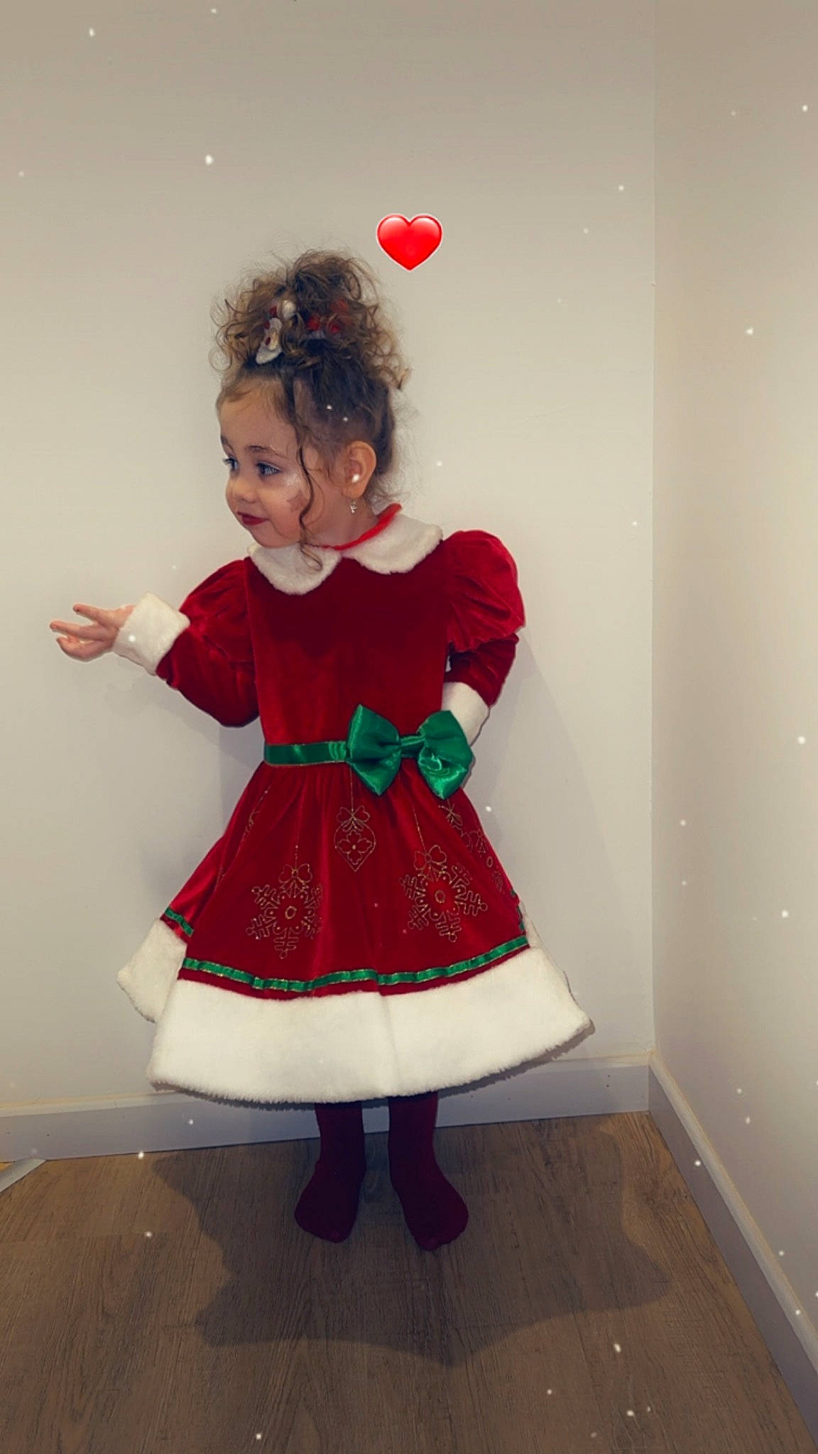 Loëllya a rejoint le concours — aidez-le/la à gagner de superbes lots ! arm, baby_toddler_clothing, balloon, child, dress, event, fashion_design, flooring, fun, happy, human_body, human_leg, magenta, one_piece_garment, pattern, person, shoulder, sleeve, sock, thigh